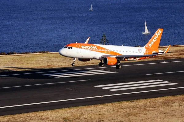 Avião Easyjet Airbus Voando Para Pista Aeroporto Avião Comercial Jato — Fotografia de Stock