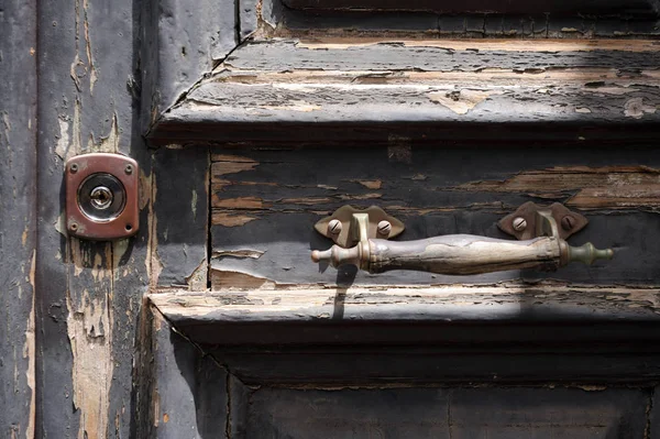 Eski Bir Kilit Eski Kapı Kollarını Tutar — Stok fotoğraf