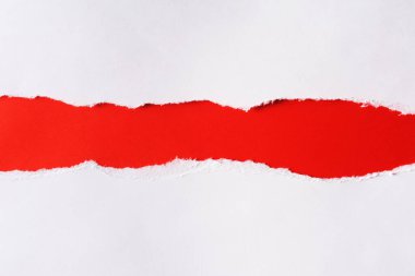Yırtık kenarlı beyaz kağıt, içinde parlak kırmızı renkli kağıt arka plan var. Kağıt dokusu iyi