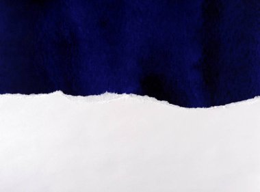 Yırtık kenarlı beyaz kağıt içinde mavi renkli kağıt arkaplan ile izole. Kağıt dokusu iyi