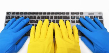 Belarus, Brest - 3 Haziran 2019: Dell Premier KM717 Black / Gray BT + USB kablosuz teçhizat, beyaz arka planda. Dört adet parlak lastik eldiven tuşuna basıyor.Halka açık yerlerde dezenfeksiyon.