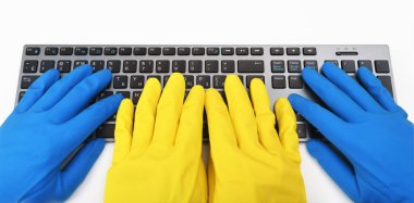 Klavyede dört el lastik eldiven var. Halka açık yerlerde dezenfeksiyon, virüse karşı mücadele, koronavirüs..