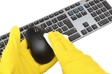 Halka açık yerlerde dezenfeksiyon, virüse karşı mücadele, koronavirüs. Çalışan bir el bir bilgisayar faresini siler. Hizmetçi ya da ev hanımı evle ilgilenir. Bahar genel veya düzenli temizlik.