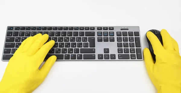 Parlak Sarı Lastik Eldivenli Bir Adam Klavyede Yazı Yazıyor Halka — Stok fotoğraf