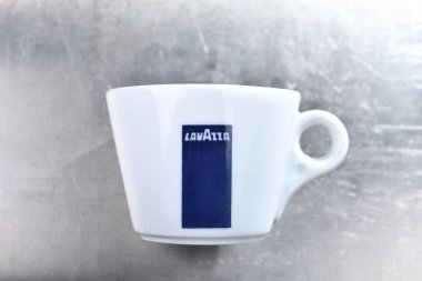 Varşova, Polonya - 9 Mart 2020: Gri çelik arka planda beyaz LAVAZZA kahve fincanı.