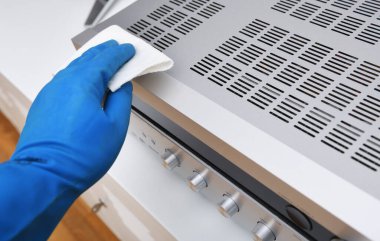 İşçi eli, ev aletlerinin tozunu ve pisliğini temizler. Hizmetçi ya da ev hanımı evle ilgilenir. General, düzenli temizlik. Ticari temizlik şirketi konsepti