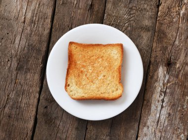 Koyu ahşap arka planda bir tabakta kızarmış ekmek. İngiliz kahvaltısı.