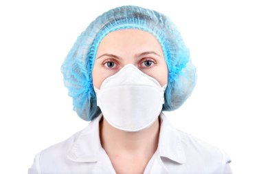 Beyaz arka planda izole edilmiş enfeksiyon mesajlı tıbbi üniforma ve maske giyen genç bir kadının portresi. Sağlığını koru. Maskeli hemşire beyaz bir arka planda izole edilmiş..