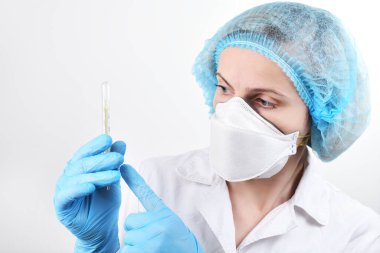 Bir hemşire termometrede yüksek ateş olduğunu belirtiyor. Tıbbi üniforma giyen ve beyaz arka planda izole edilmiş enfeksiyon metni olan genç bir kadının portresi. Sağlığınızı koruyun..