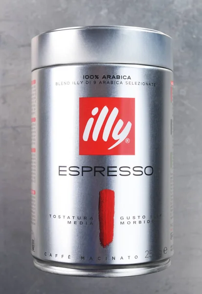 Varsóvia Polônia Março 2020 Banco Café Italiano Illy Fundo Cinza — Fotografia de Stock