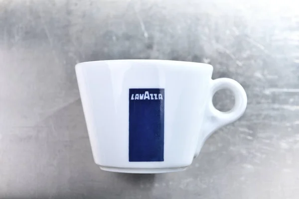 Varşova, Polonya - 9 Mart 2020: Gri çelik arka planda beyaz LAVAZZA kahve fincanı.
