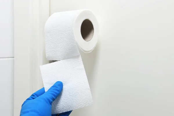 Mężczyzna Gumowych Rękawiczkach Zrywa Kawałek Papieru Toaletowego Rolki Papieru Toaletowego — Zdjęcie stockowe