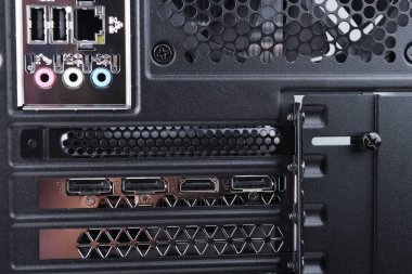 Sistem biriminin arkasında hdmi konnektörü