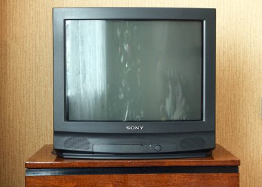 Belarus, Minsk - 3 Haziran 2019 Eski Televizyon ahşap antikacı dolabında, eski tasarım bir evde. Sony trinitron kv-21m3