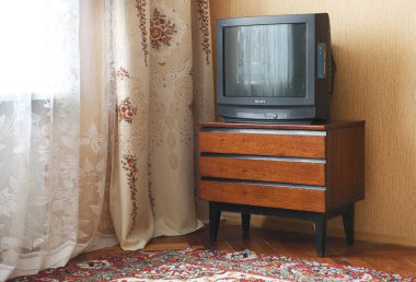 Belarus, Minsk - 3 Haziran 2019 Eski Televizyon ahşap antikacı dolabında, eski tasarım bir evde. Sony trinitron kv-21m3