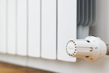 Paris, Fransa 14 Ocak 2020: Radyatör termostatı Danfoss evde. Danfoss Group, klima ve ısıtma alanlarında kullanılan küresel bir ürün ve hizmet üreticisi..