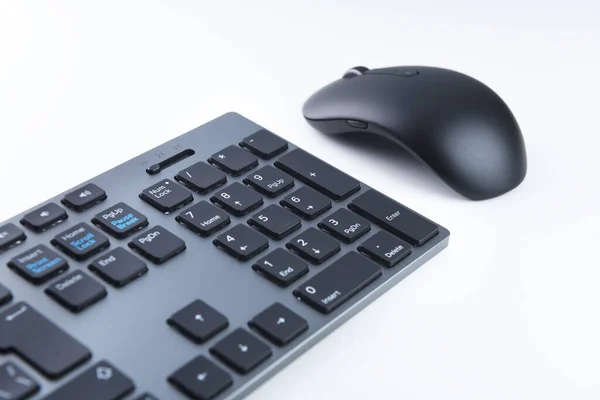 无线灰色键盘和鼠标在白色背景特写 — 图库照片