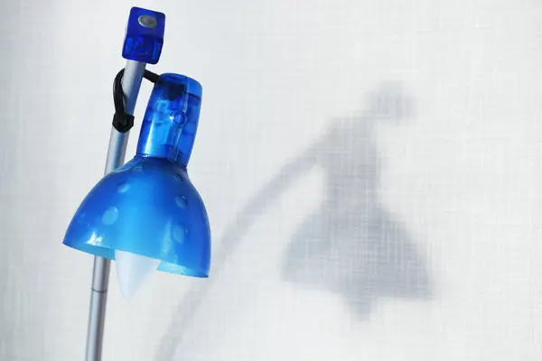 Törött Kék Asztali Lámpa Eleme Falon Visszaverődő Lámpa — Stock Fotó