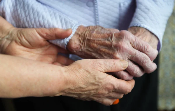 支援の表現として 高齢者の女性や患者の手を握っている成熟した妻や保護者の手高齢者の女性の手を握っている献身的な介護者の写真 — ストック写真