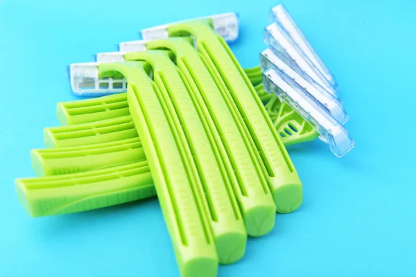Rasoio Verde Plastica Usa Getta Uno Sfondo Blu Rasatura Sicuro — Foto Stock