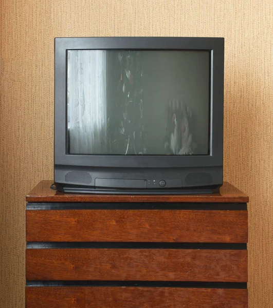 木制古董柜上的复古电视机 家中的旧式设计 — 图库照片#