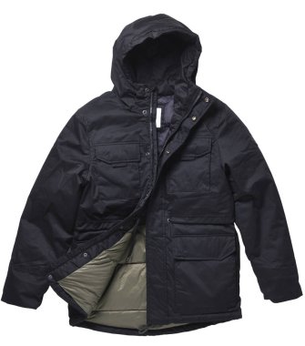 Ceket beyaz arka planda izole edilmiş. Beyaz arka planda izole edilmiş kapüşonlu siyah adam ceketi. Kış Ceketi. Sıradan stil.