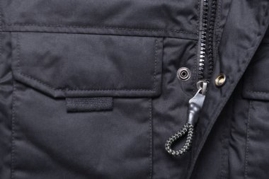 Siyah bir ceketin üzerindeki siyah fermuarın yakın çekimi. Fermuarlı kış ceketi, yakın plan..