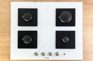 Warszawa, Polonya 17 Ocak 2020: Gas hob BOSCH PPP612M91E. Mutfaktaki beyaz cam gaz sobasının yakıcıları. Üst Manzara. Izgarasız bir Hob. Mutfaktaki beyaz cam ocakta ocaklar.. 