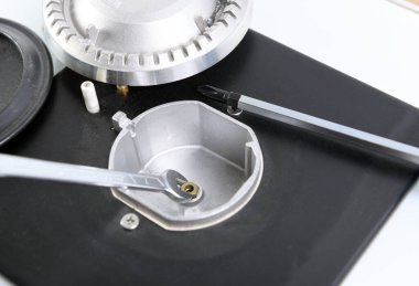 Cam bir hob.gas ocağının gaz ocağının tamiratı ve elektrik teçhizatının bakımı. Gaz kaçağı..