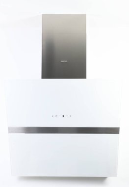 Warszawa, Polonya 17 Ocak 2020: Cooker hood AKPO, POLAN.Beyaz cam mutfak kaputunun dokunmatik kontrol panelinin yakın çekimi. Basit hafif modern mutfak tasarımı.