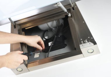 Elektrikçinin erkek eli fırın kabininde sorun var. Kaputu tamir ediyor..
