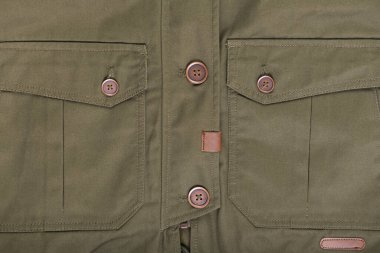 Kışlık yeşil ceketin cepleri ve düğmeleri yakın plan. Yarı sezon Kzhensky ceketi.