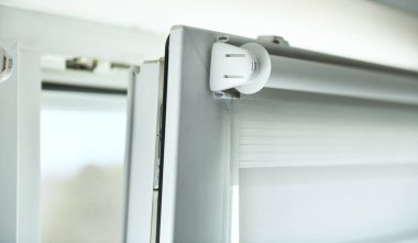 Yukarıdan silindir perdeleri olan kirli bir pencerenin görüntüsü.