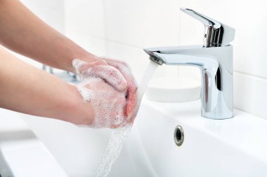 Coronavirus salgınının önlenmesi ellerini sabunla sıcak suyla ve ovalayarak ve parmaklarını sıkça yıkarak veya el temizleyici jel kullanarak yıkar. Coronavirüs salgını için el hijyeni..