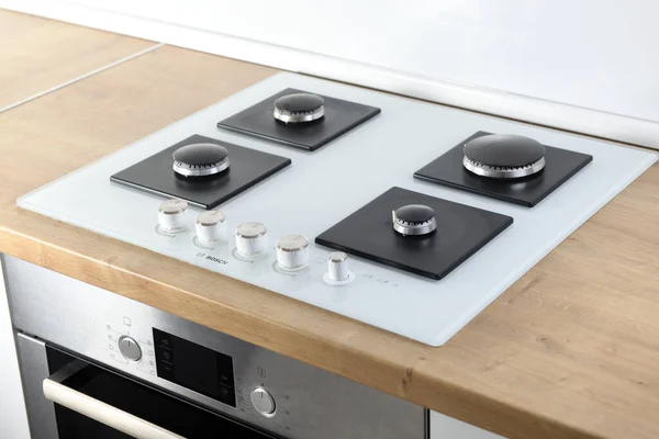 Warszawa, Polonya 17 Ocak 2020: Gas hob BOSCH PPP612M91E. Mutfaktaki beyaz cam gaz sobasının yakıcıları. Üst Manzara. Izgarasız bir Hob. Mutfaktaki beyaz cam ocakta ocaklar.. 