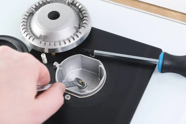 Cam bir hob.gas ocağının gaz ocağının tamiratı ve elektrik teçhizatının bakımı. Gaz kaçağı..