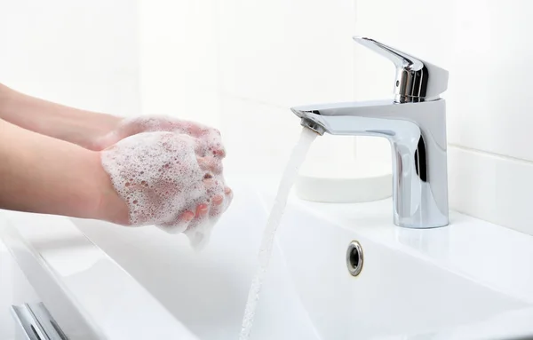 Zapobieganie Pandemii Koronawirusów Myje Ręce Ciepłą Wodą Mydłem Często Myjąc — Zdjęcie stockowe