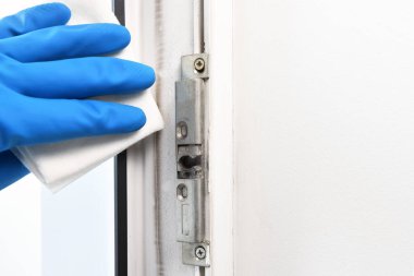 İşçi eli, plastik kapıların tozunu ve pisliğini temizler. Hizmetçi ya da ev hanımı evle ilgilenir. General, düzenli temizlik. Ticari temizlik şirketi konsepti.