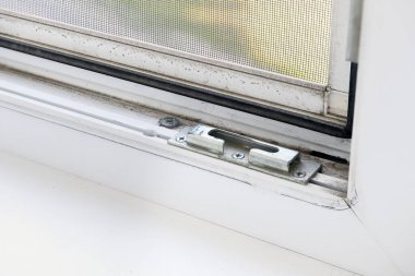 Camdaki kirin temizlenmesi için sivrisinek ağı gerekli. Pencere mekanizması yakın plan. Plastik pencerelerin çalınma mekanizması. Hırsızlara karşı dayanıklı güvenlik mekanizması - güçlü modern PVC metal.
