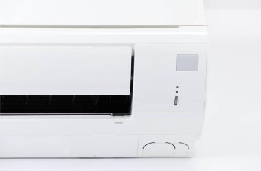 Beyaz duvardaki havalandırma sistemi. Havalandırma. Dairedeki beyaz bir duvara beyaz bir klima yerleştirildi..