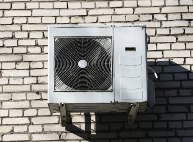 Binanın dışında klima var. Havalandırma sistemi evde. İklim ekipmanları. Klimaların kurulumu ve bakımı. Odada elverişli bir mikroiklim yaratmak..