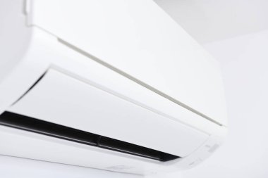 Beyaz duvardaki havalandırma sistemi. Havalandırma. Dairedeki beyaz bir duvara beyaz bir klima yerleştirildi..