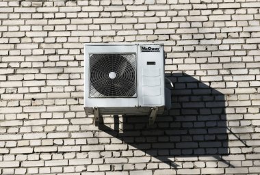 MINSK BELARUS-22.04.2020: Binanın dışındaki Klima McQuay.Air Kliması.