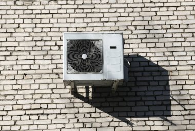 Binanın dışında klima var. Havalandırma sistemi evde. İklim ekipmanları. Klimaların kurulumu ve bakımı. Odada elverişli bir mikroiklim yaratmak..