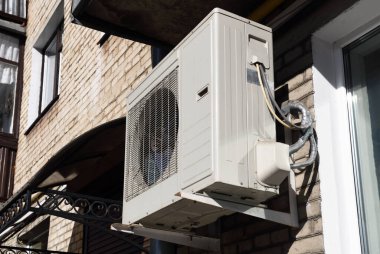 Binanın dışında klima var. Havalandırma sistemi evde. İklim ekipmanları. Klimaların kurulumu ve bakımı. Odada elverişli bir mikroiklim yaratmak..