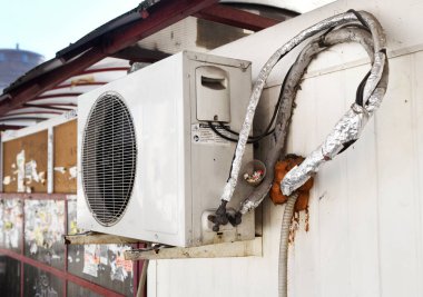 Binanın dışında klima var. Havalandırma sistemi evde. İklim ekipmanları. Klimaların kurulumu ve bakımı. Odada elverişli bir mikroiklim yaratmak..