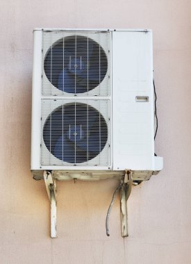 Binanın dışında klima var. Havalandırma sistemi evde. İklim ekipmanları. Klimaların kurulumu ve bakımı. Odada elverişli bir mikroiklim yaratmak..