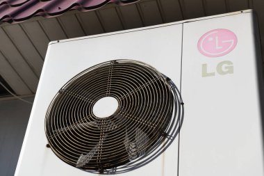 MINSK BELARUS-24.04.2020: Binanın dışındaki Klima LG.Air Kliması.