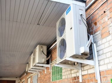 MINSK BELARUS-22.04.2020: Binanın dışındaki Klima MIDEA.Air Kliması.