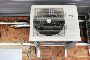 Binanın dışında klima var. Havalandırma sistemi evde. İklim ekipmanları. Klimaların kurulumu ve bakımı. Odada elverişli bir mikroiklim yaratmak..